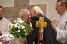 Kościół pw. św. Krzyża w Lublinie, ks. prof. Antoni Tronina przyjmuje życzenia i bukiet kwiatów