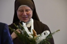 Soli Deo, sala muzykoterapii, Matka Judyta trzyma świąteczny stroik