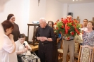 Sala muzykoterapii w Soli Deo, p. Wioletta składa Kapłanom życzenia