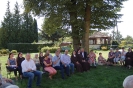 Ogród przed Domem Nadziei, Zarząd TOnOS  i Wspólnota Żułowa siedzą na ławeczkach w cieniu lipy, przy mikrofonie pan Prezes Paweł Kacprzyk