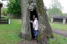 Okolice Sanktuarium Św. Stanisława w Górecku Kościelnym, s. Drita i p. Dorota wewnątrz pustego pnia rosnącego starego drzewa