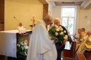  Kaplica w Domu Nadziei, p. Wójt Gminy Kraśniczyn Monika Grzesiuk wręcza ks. Antoniemu bukiet róż