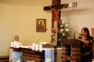 Kaplica w Domu Nadziei, Msza Święta, czyta p. Barbara, w prezbiterium ks. Antoni Tronina