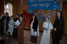 Świetlica Domu Nadziei, na scenie dzieci przebrane za świętych w czasie sztuki 