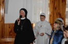 Świetlica Domu Nadziei, s. Klara w otoczeniu dzieci przemawia do zgromadzonych