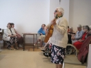 Soli Deo, pracownia muzykoterapii, p. Maria śpiewa i akompaniuje na gitarze