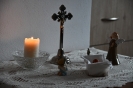 Ołtarzyk kolędowy, Dzieciątko Jezus, aniołki, krucyfiks, zapalona świeca