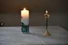 Ołtarzyk kolędowy, krucyfiks, zapalona świeca
