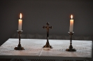 Ołtarzyk kolędowy, krucyfiks, zapalone świece