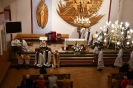 Kościół w parafii pw. św. Rocha, prezbiterium, Kapłani przygotowują procesję eucharystyczną