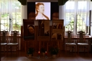 Świetlica Domu Nadziei, na sztaludze stoi obraz Matki Elżbiety, powyżej na ekranie wyświetlony obraz hrabianki Róży Czackiej