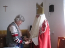 Dom Nadziei, p. Wiesława dotyka brodę św. Mikołaja