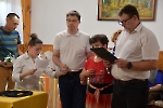 Świetlica Domu Nadziei, p. Krzysztof, p. Justyna, p. Adrian, p. Katarzyna i p. Piotr składają życzenia ks. Antoniemu