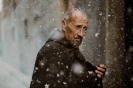 Kadr z filmu, Krakowska uliczka, Brat Albert w padającym śniegu wpatruje się w dal