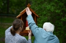 Ogród przy Soli Deo, p. Renata pomaga p. Halinie obejrzeć kapliczkę