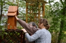 Ogród przy Soli Deo, p. Renata pomaga p. Teresie obejrzeć kapliczkę