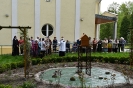 Ogród przy Soli Deo, pierwszy plan kapliczka, drugi plan ks. Antoni i Wspólnota Domu Nadziei