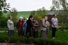 Ogród przy Soli Deo, s. Liliana, p. Agnieszka i Mieszkanki przed poświęceniem kapliczki