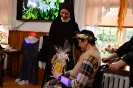 Świetlica Domu Nadziei, s. Liliana wręcza p. Iwonie radnej skrzydła św. Barbary prezent dla Mieszkanek