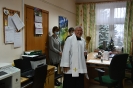 Dom Nadziei, ks. Antoni błogosławi pracownicom w biurze