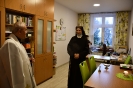 Dom Nadziei, s. Liliana przyjmuje ks. Antoniego w gabinecie dyrektora