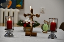 Ołtarz kolędowy, krucyfiks, zapalone świece