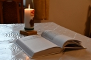 Ołtarzyk kolędowy, pismo święte przy zapalonej świecy