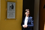 Pani Teresa Hałas Poseł na Sejm RP przy tablicy upamiętniającej pobyt w Żułowie bł. Stefana Wyszyńskiego