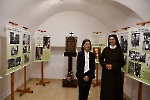 Soli Deo, p. Teresa Hałas zwiedza w towarzystwie s. Liliany wystawę dedykowaną bł .Stefanowi Wyszyńskiemu