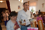 Świetlica Domu Nadziei, p. Katarzyna i p. Krzysztof  trzymają upominki dla Gości