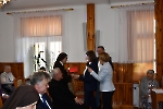 Świetlica Domu Nadziei, p. Teresa Hałas Poseł na Sejm RP wręcza s. Benedykcie podarunek
