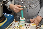 Warsztat Terapii Zajęciowej, Dzieci i Młodzież uczestniczą w odlewaniu świeczek z pszczelego wosku