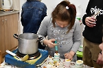 Warsztat Terapii Zajęciowej, Dzieci i Młodzież uczestniczą w odlewaniu świeczek z pszczelego wosku
