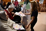 Świetlica Domu Nadziei, Dzieci wręczają Mieszkankom okolicznościowe laurki i kartki