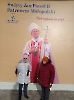 Pani Joanna i Pani Ania przed dużym wizerunkiem św. Jana Pawła II