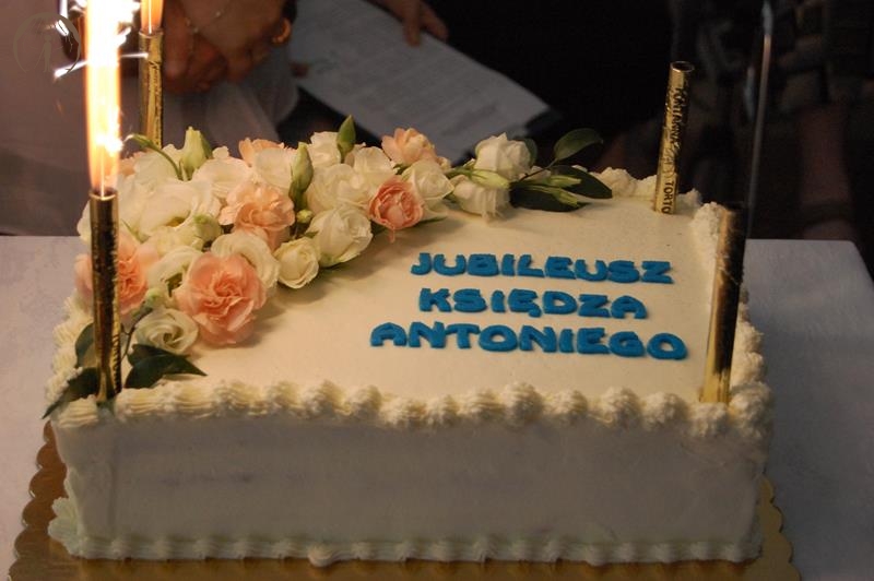 Sala muzykoterapii w Soli Deo, jubileuszowy tort ks. Antoniego z napisem: