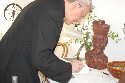 Ks. Antoni dokonuje wpisu w księdze pamiątkowej w pokoju ks. kard. Stefana Wyszyńskiego