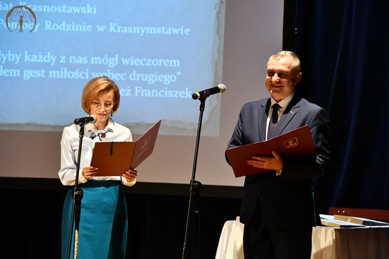 Krasnostawski Dom Kultury, sala widowiskowa, prowadzący galę p. Paulina Stafijowska oraz p. Henryk Podolak