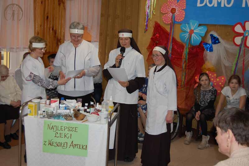 Świetlica Domu Nadziei, s. Benedykta, s. Liliana, p. Anna i p. Paulina w strojach pielęgniarek serwują leki z wesołej apteki
