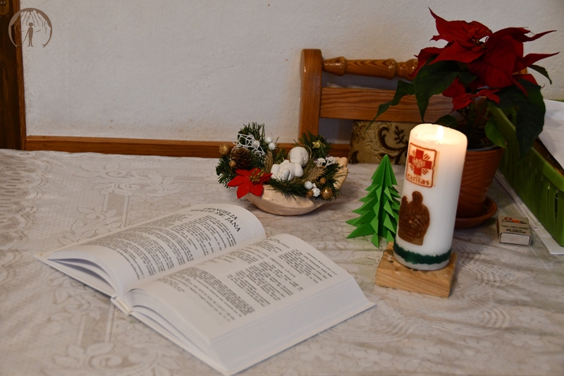 Ołtarzyk kolędowy, Dzieciątko Jezus, pismo święte, świeca, kwiat gwiazda betlejemska, papierowa choinka