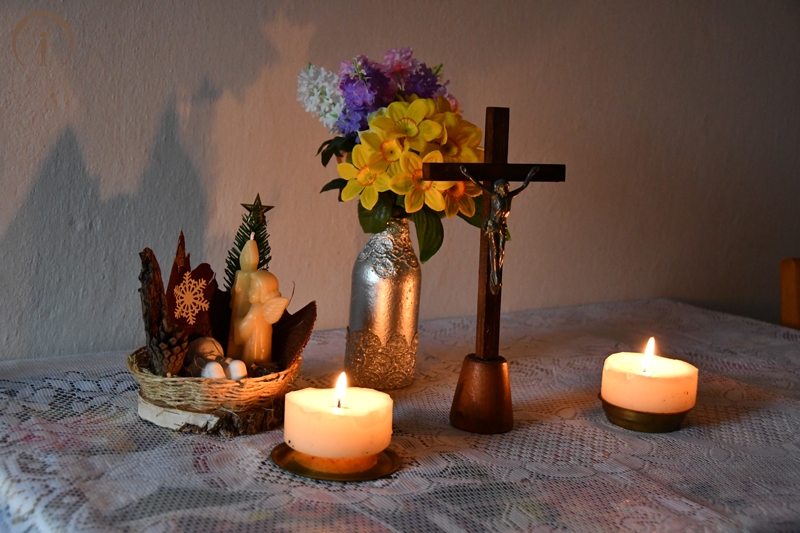 Ołtarzyk kolędowy, Dzieciątko Jezus, aniołek, krucyfiks, zapalone świece