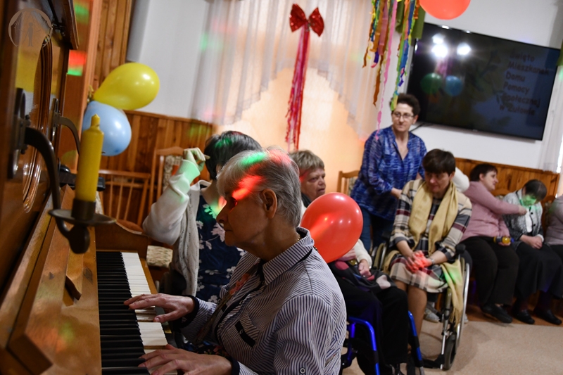 Świetlica w Domu Nadziei, p. Urszula przy pianinie w czasie zabawy