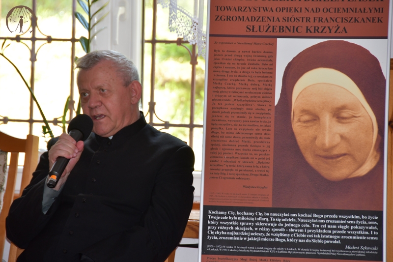 Świetlica Domu Nadziei, ks. Antoni przemawia do zgromadzonych, obok obraz Matki Elżbiety Czackiej