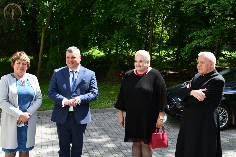 Przed budynkiem Soli Deo, p. Maria Szpak, p. Robert Gmitruczuk, p. Monika Grzesiuk, ks. Antoni Tronina