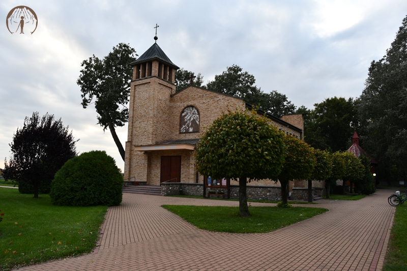 Widok zewnętrzny kościoła w parafii pw. św. Rocha w Boczkach Chełmońskich