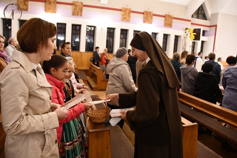 Kościół w parafii pw. św. Rocha, s. Liliana rozdaje broszury informacyjne