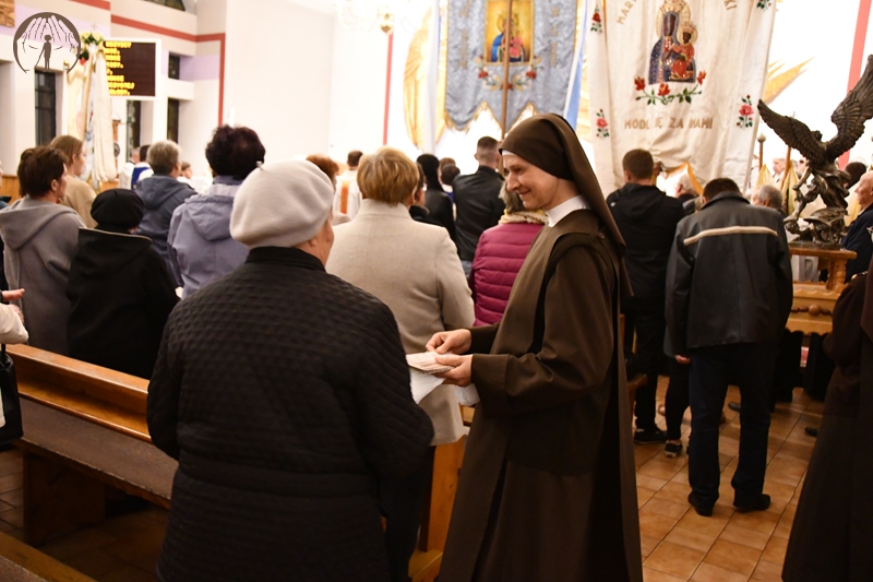 Kościół w parafii pw. św. Rocha, s. Liliana rozdaje broszury informacyjne