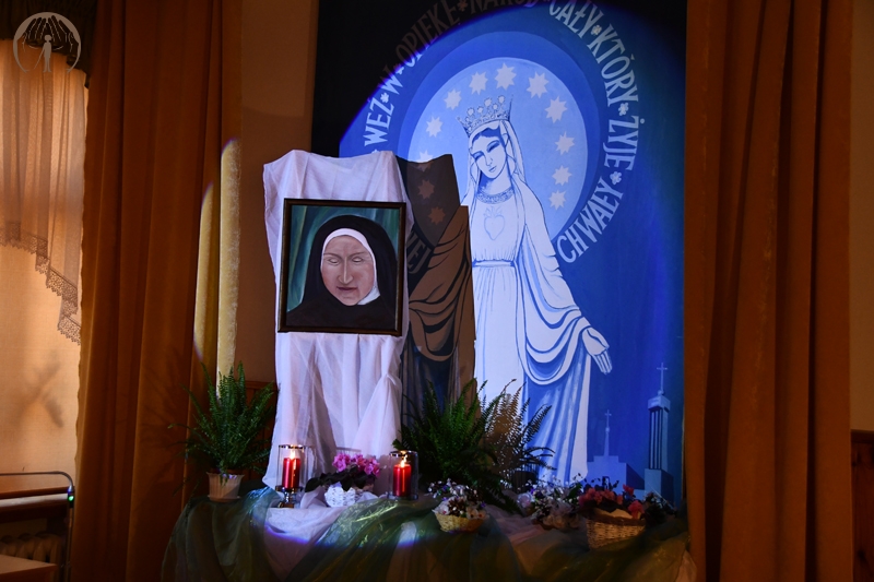 Scena w świetlicy Domu Nadziei, obraz bł. Matki Elżbiety