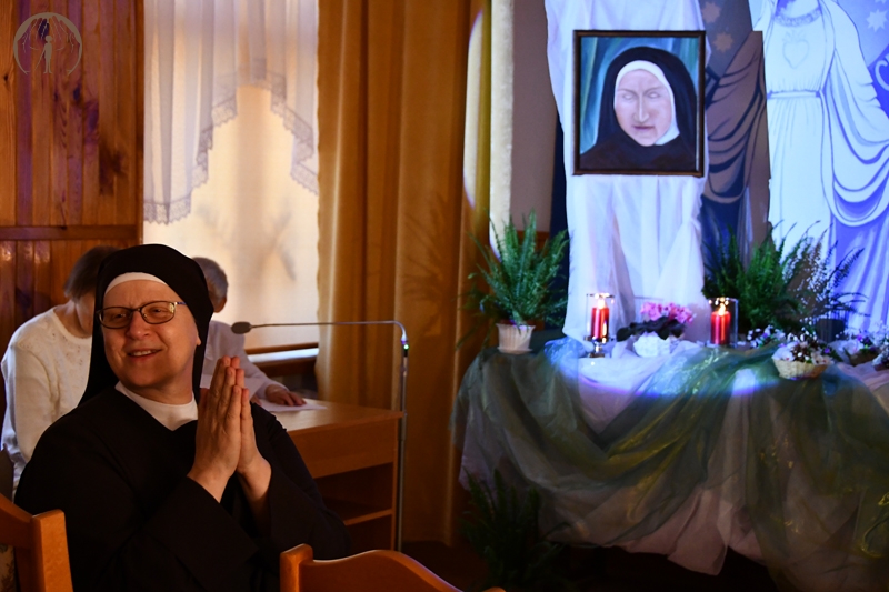 Scena w świetlicy Domu Nadziei, pierwszy plan Matka Judyta, drugi plan obraz bł. Matki Elżbiety