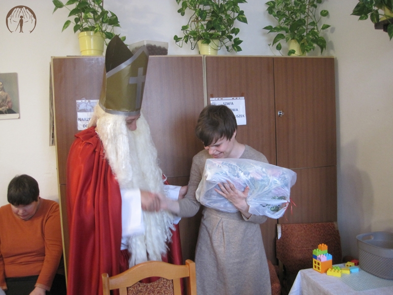 Dom Nadziei, św. Mikołaj wręcza prezent p. Ani
